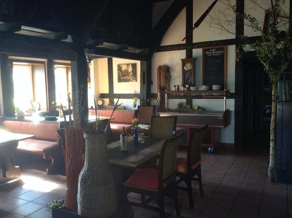 Gasthof Altes Farmhaus Und Apartment 리에넨 외부 사진