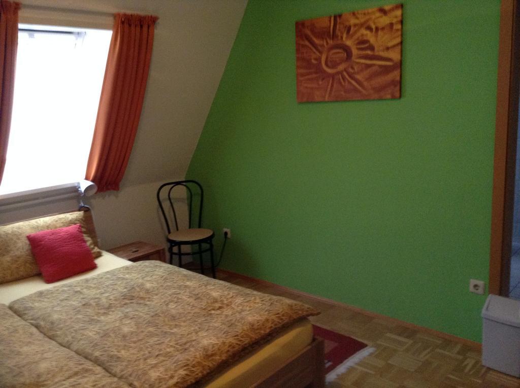 Gasthof Altes Farmhaus Und Apartment 리에넨 외부 사진