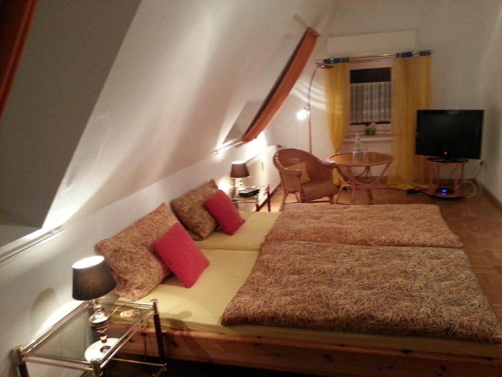 Gasthof Altes Farmhaus Und Apartment 리에넨 외부 사진
