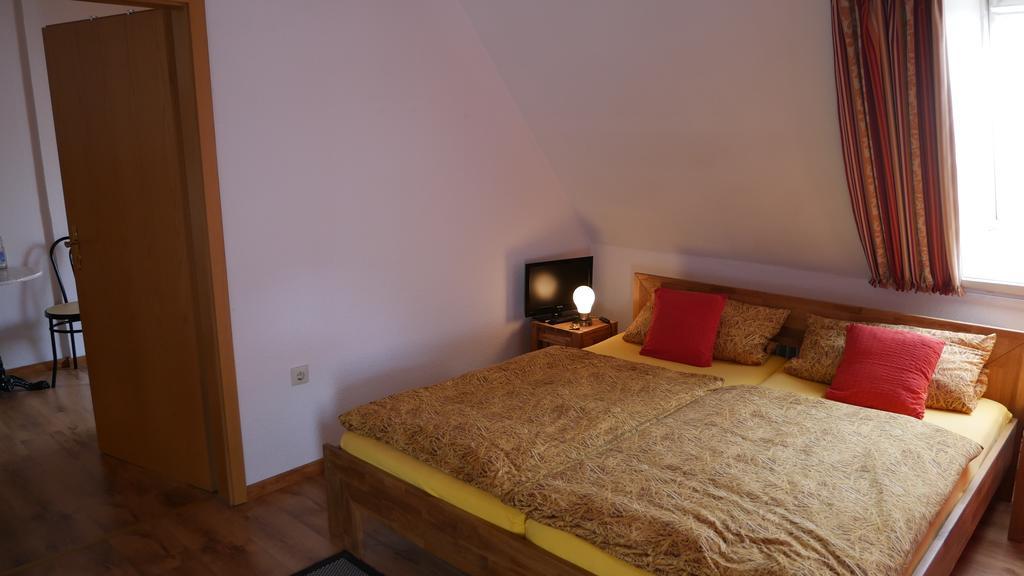 Gasthof Altes Farmhaus Und Apartment 리에넨 외부 사진